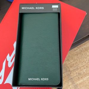 Michael Kors Tech Zip wallet